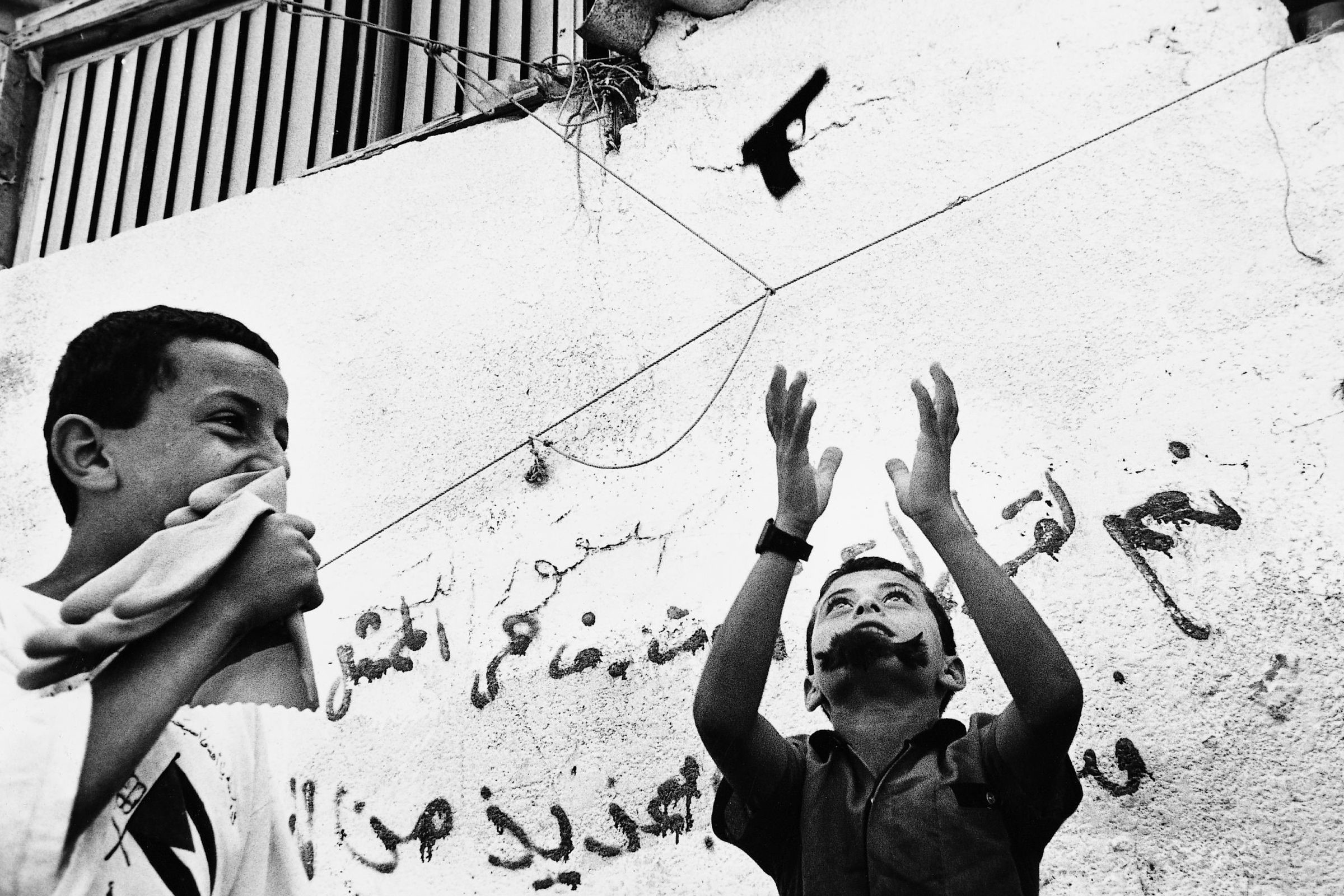 Palästina, Text: Stefanie Rosenkranz, Fotos: Kai Wiedenhöfer, „Auch wir schreien, wenn wir uns am Rand der Erde niederlassen. Auch wir sind in Lastwagen gestiegen. Der Glanz des Smaragds in der Nacht unserer Olivenbäume." Mahmoud Derwisch