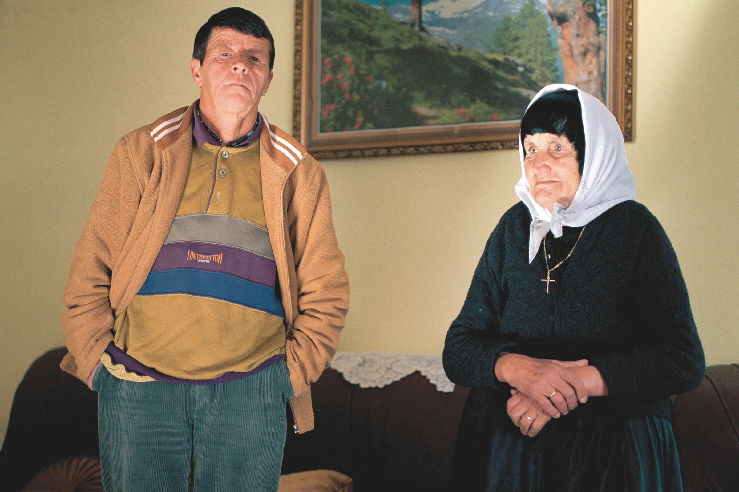 Das Leben hat sie zu Männern gemacht, Text: Nicol Ljubic, Fotos: Pepa Hristova, Sie kamen als Mädchen zur Welt und haben irgendwann geschworen, als Männer zu leben. Um Familienoberhaupt zu werden oder auch nur ein Erbe antreten zu können. In der Rolle einer so genannten Burrneshas zu leben, hat in Albanien eine lange Tradition