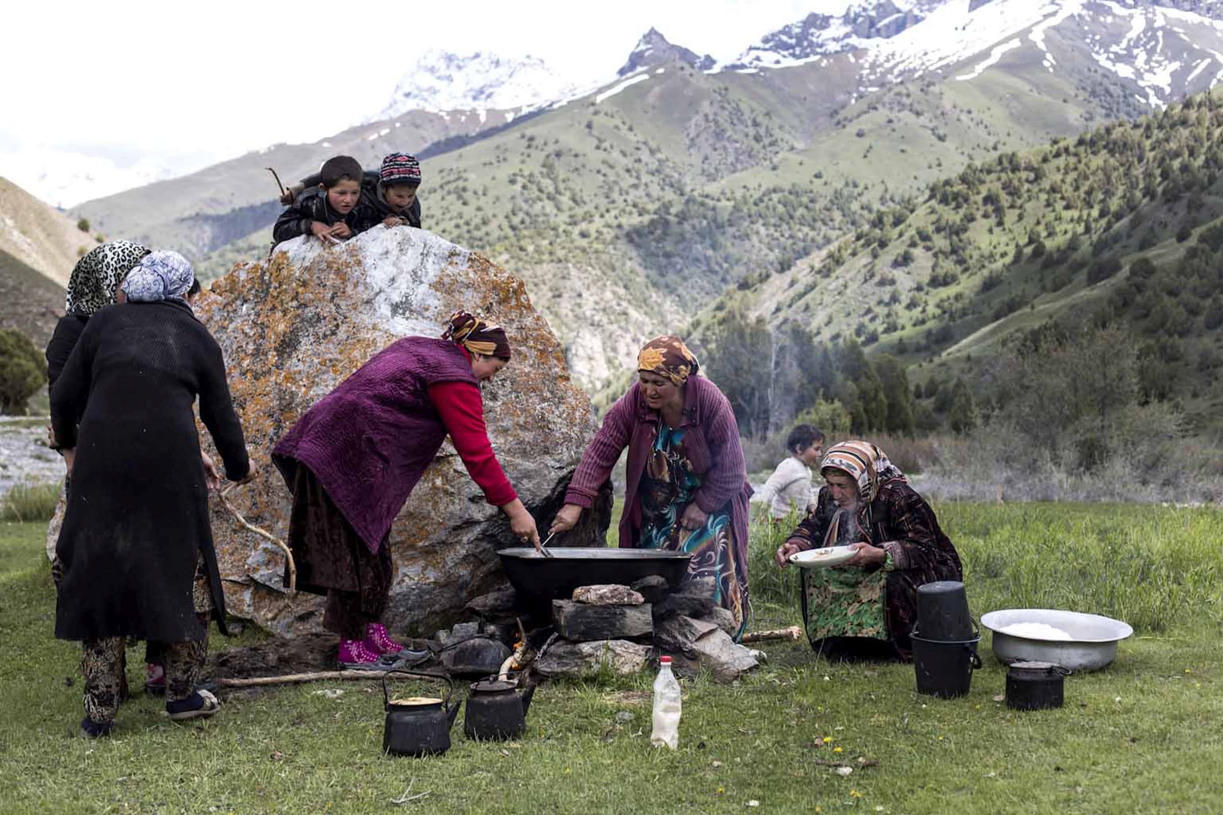 Die verlassenen Frauen von Tadschikistan, Text: Yasemin Ergin, Fotos: Marcel Mettelsiefen, Die Armut treibt Generationen tadschikischer Männer als Gastarbeiter nach Russland. Die Last im Land liegt auf den Schultern der Frauen