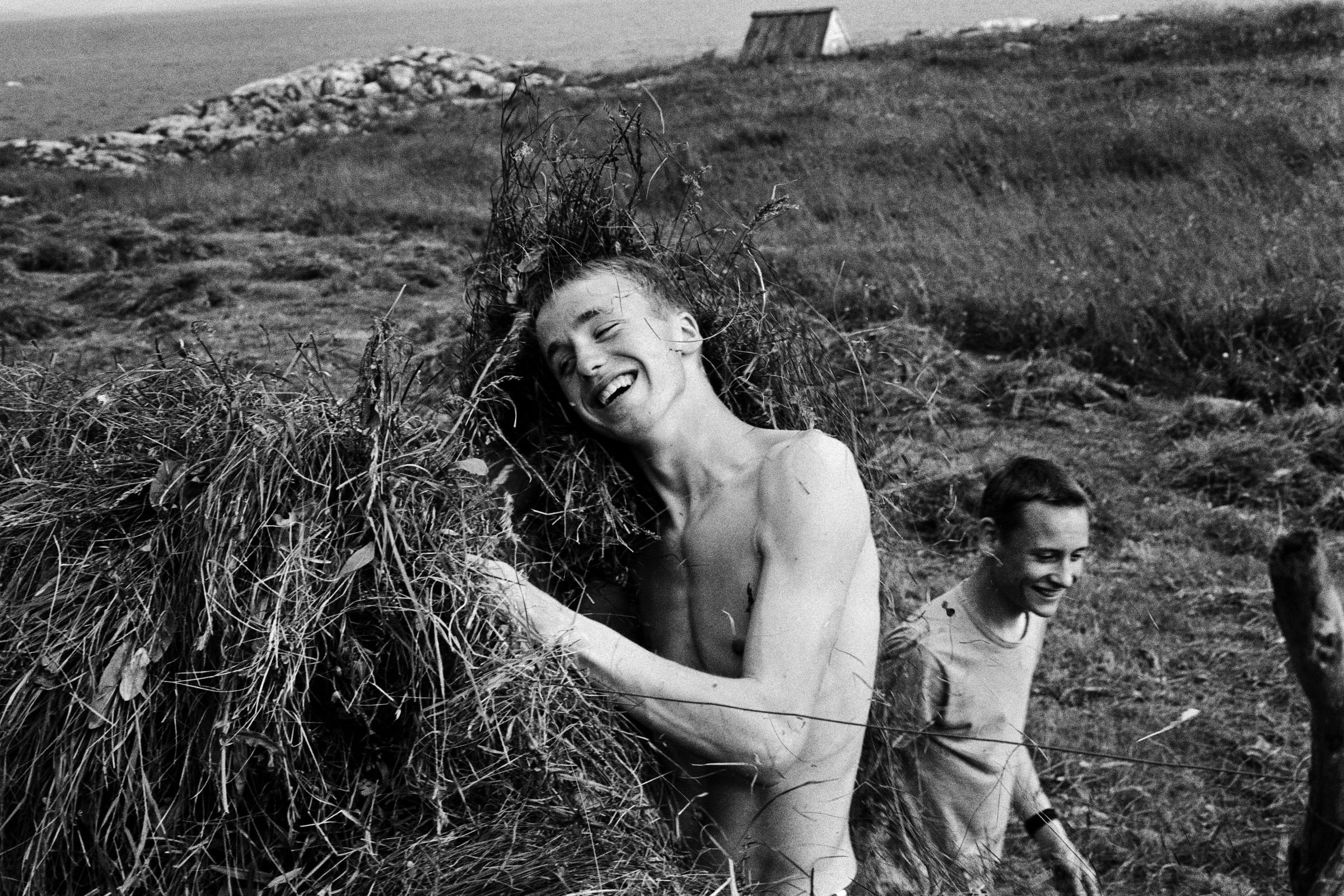 Wir Kinder von Givær, Text: Sandra Schulz, Fotos: Knut Egil Wang, »mare« 63/2007, Im Norden Norwegens gibt es eine Insel, auf der die Menschen glücklich sind. Wer sie besucht, den erinnern sie an Legenden vom einfachen Leben auf dem Lande und an die Kinderseligkeit von Bullerbü