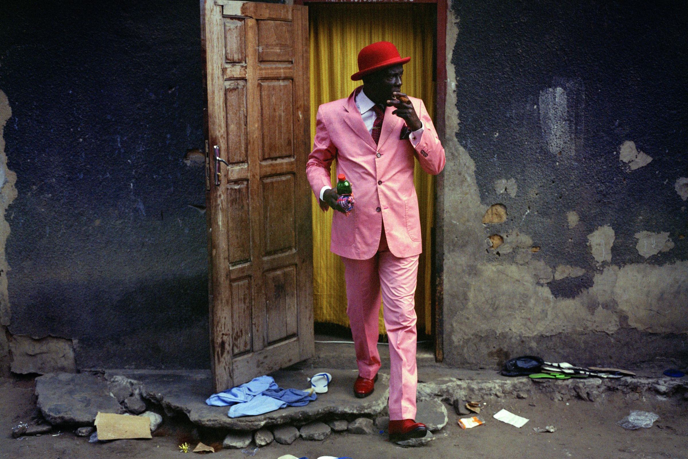 Dandy Cool, Text: Carmen Butta, Fotos: Héctor Mediavilla, „Geo“ 07/2009, Was als Nachahmung des französischen Kolonialstils begann, hat sich im Kongo zur eigenen Kunstform entwickelt: „Sapeurs“ heben sich durch elegante Kleidung und extravagante Gesten über den Slum-Alltag hinweg