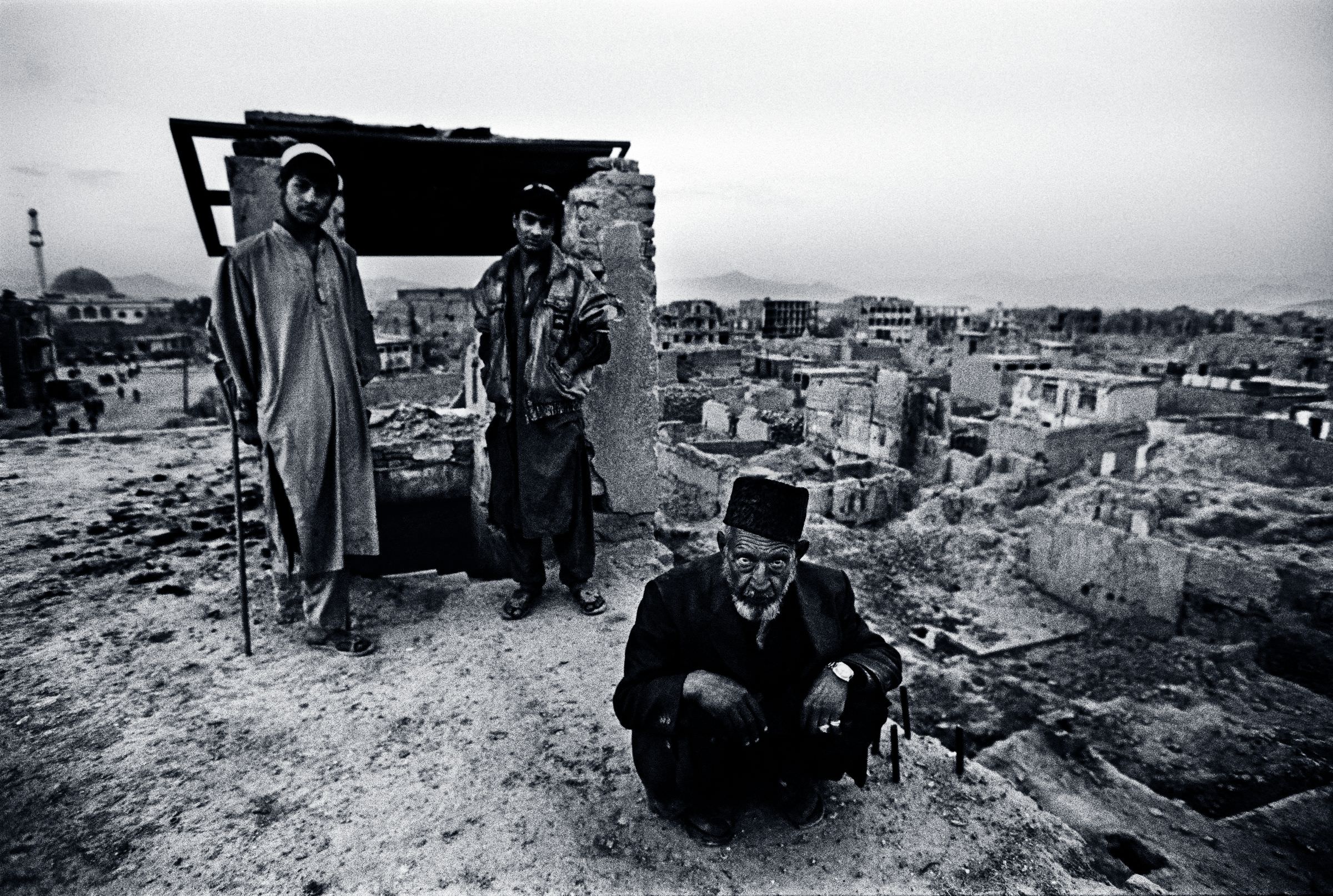 Ein Leben in Kabul, Text: Jan Christoph Wiechmann, Fotos: Seamus Murphy, „Stern“ 34/2012, Fünf Brüder waren sie einst. Dann fraß der Krieg sich durch ihre Familie. Die Ge- schichte der Badelis ist die Geschichte Afghanistans. Sie handelt von Tod, Leid, Schmerz. Und von Hoffnung, trotz allem