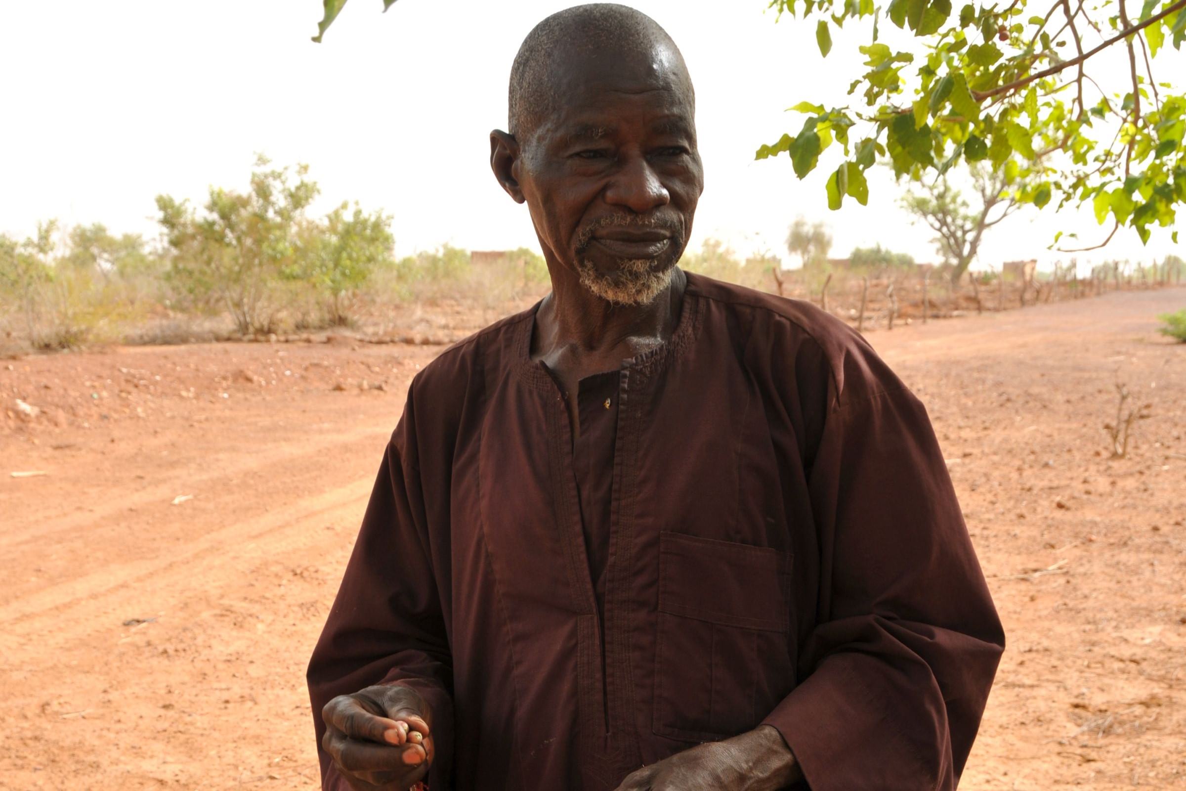 Der Mann, der die Wüste aufhielt, Text/Fotos: Andrea Jeska, „Die Zeit“ 49/2012, Jahrelang bekämpften Entwicklungshelfer den Hunger in der Sahelzone. Vergeblich. Dann kam ein Bauer, pflanzte einen Wald und machte den Boden fruchtbar