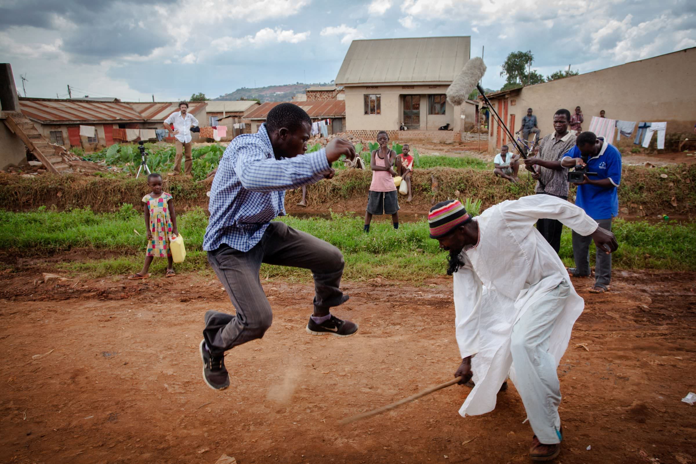Action!, Text: Alard von Kittlitz, Fotos: Anne Ackermann, „Neon“ 1/2015, In Kampala, der Hauptstadt Ugandas, lebt ein Genie: Isaac Nabwana, der Tarantino der afrikanischen Slums.