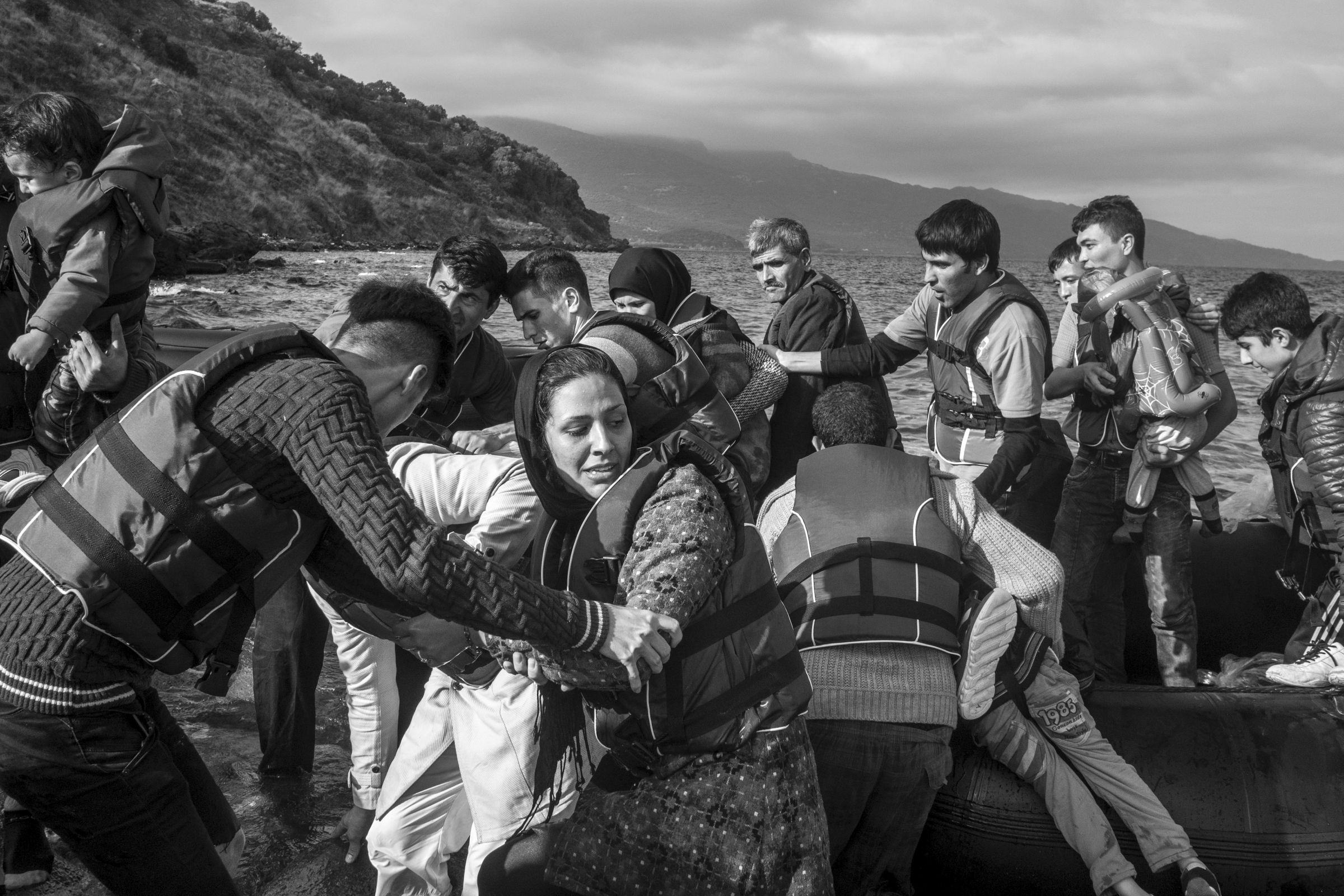 Der Einbruch der Wirklichkeit, Text: Navid Kermani, Fotos: Moises Saman, „Der Spiegel“ 42/2015, Eine Reise entlang der Flüchtlingsroute in entgegengesetzter Richtung, von Budapest nach Assos in der Türkei