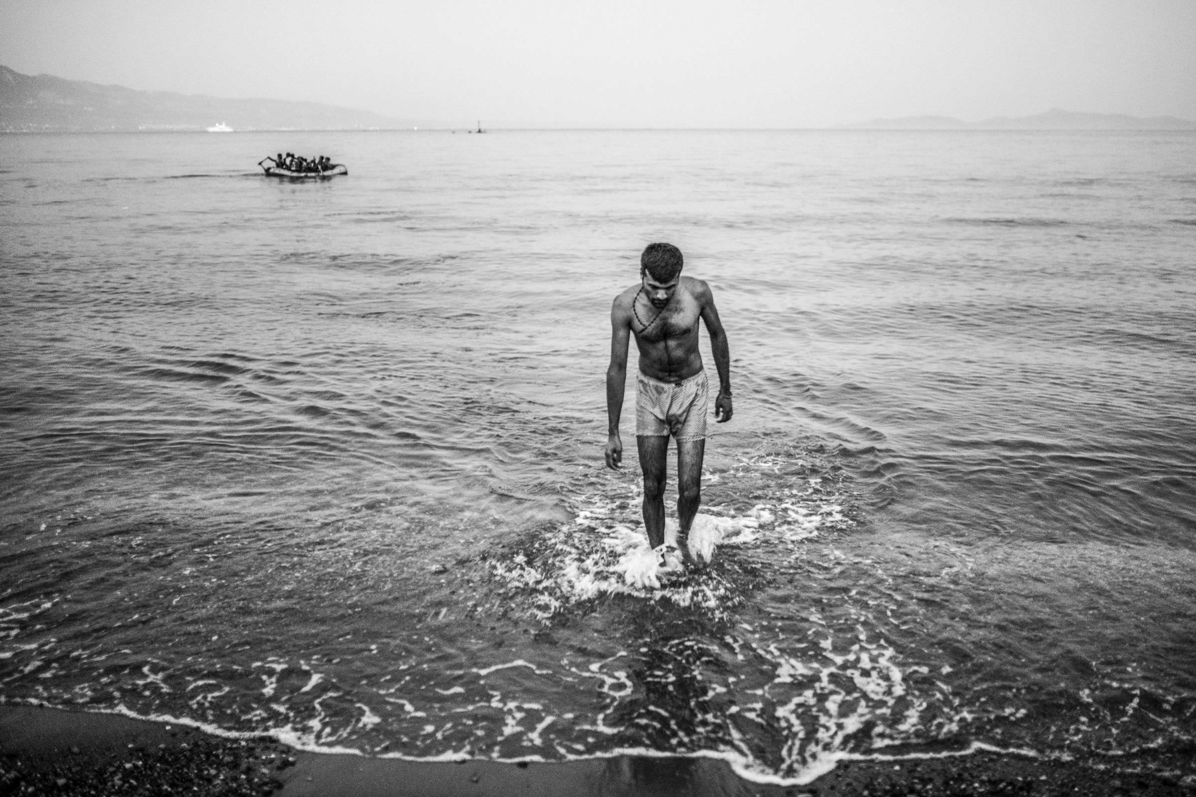Ich bin da, Text: Jonathan Stock, Fotos: Emin Özmen, „Der Spiegel“ 53/2015, Ein junger Mann aus Damaskus macht sich auf den Weg. Er durchquert ein Europa in Aufruhr, auf der Suche nach einer Herberge. Er lebt jetzt unter einem Basketballkorb in einer Turnhalle. Seine Träume gingen anders