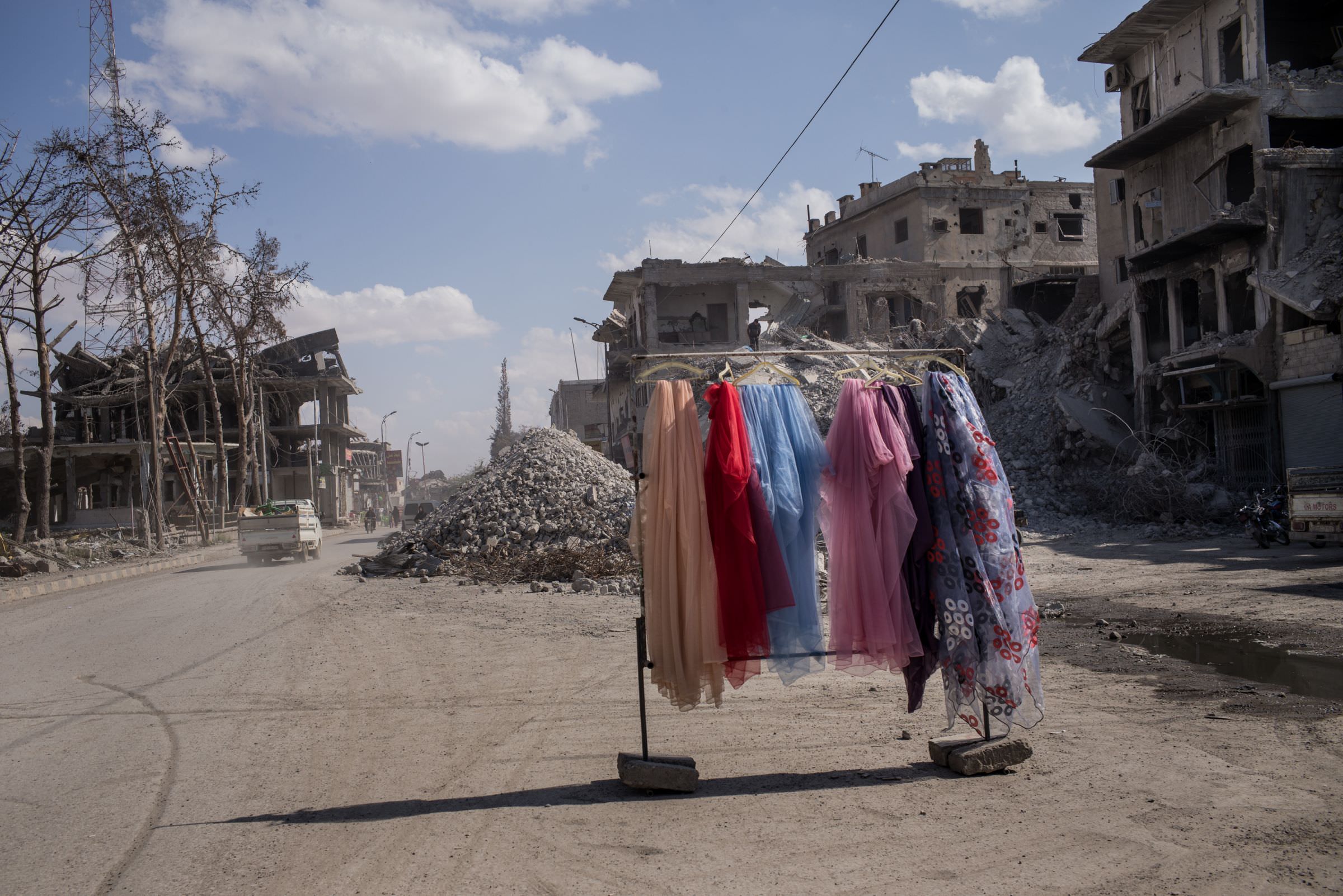 Die Überlebenden, Text: Raphael Geiger, Fotos: Nicole Tung, „Stern“ 6/2018, Der „Islamische Staat“ unterjochte Raqqa, die Amerikaner befreiten die syrische Stadt mit Bomben. Jetzt liegt sie in Trümmern, über ihr der Geruch der Toten. Wer hilft den Menschen zurück ins Leben?